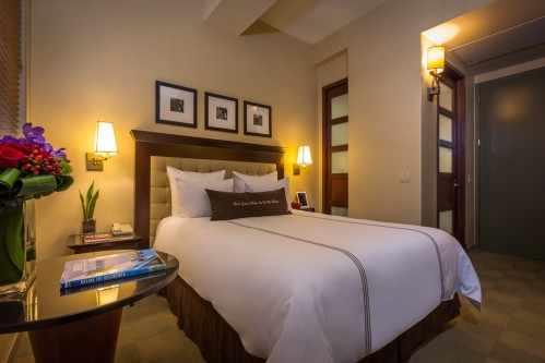 The Library Hotel's Deluxe Rooms with One Queen Bed are 250 sq feet.